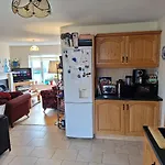 Compact Double Ensuite In Проживание в семье Листоуэл