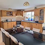 Compact Double Ensuite In Проживание в семье Листоуэл