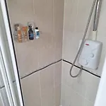 Compact Double Ensuite In Проживание в семье Листоуэл