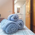 Compact Double Ensuite In Листоуэл